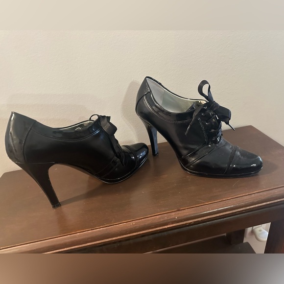 Tahari Shoes very classy size 7 black patent heels lace up - Picture 4 of 4